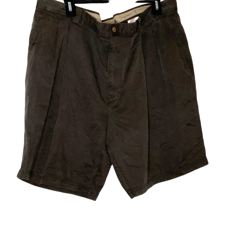 𝅺TOMMY Bahama dark brown shorts with front pleats and side pockets. Size 42